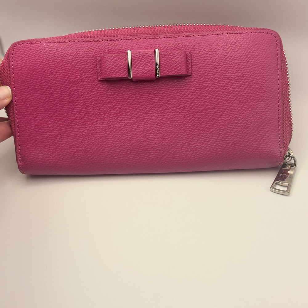 Coach wallet hot pink leather Darcy bow minimalist preppy luxury Barbie sorority